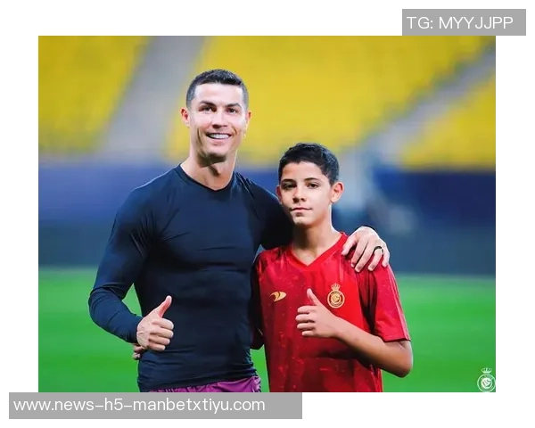 C罗母亲分享与孙子迷你罗合影15岁迷你罗身高已追平父亲C罗